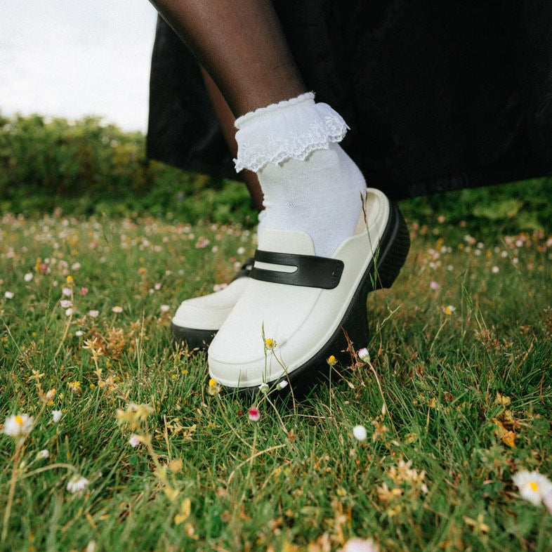 CROCS 洞洞鞋也出瑪莉珍鞋？一穿上就變身可愛又迷人的反派角色！