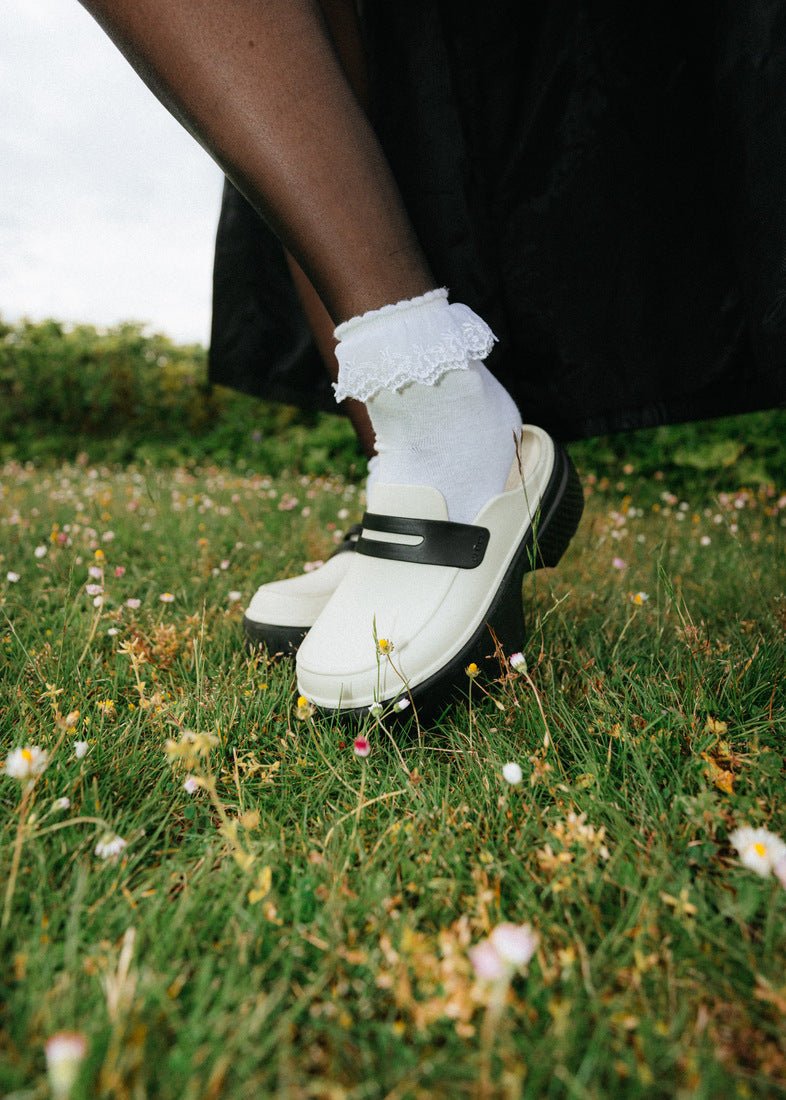 CROCS 洞洞鞋也出瑪莉珍鞋？一穿上就變身可愛又迷人的反派角色！